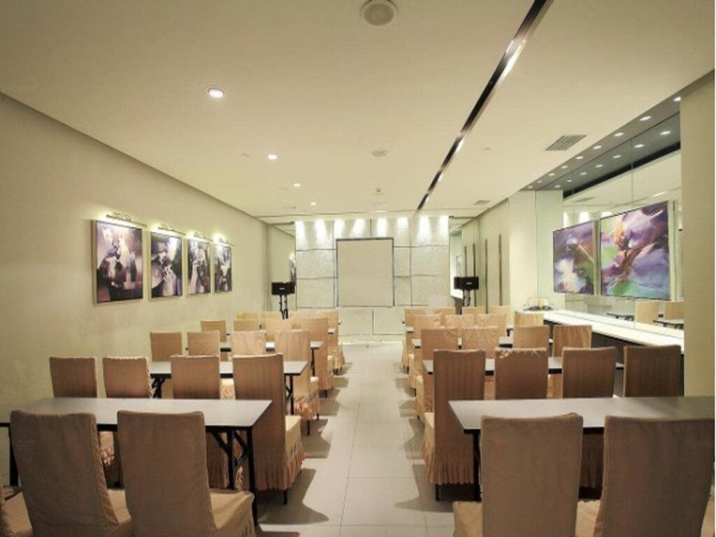 חדר ישיבות תמונה