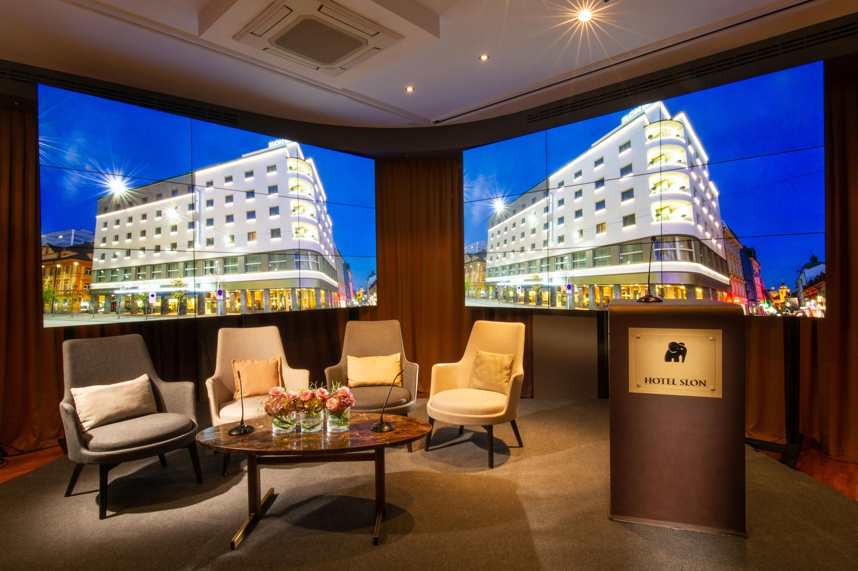 חדר ישיבות תמונה