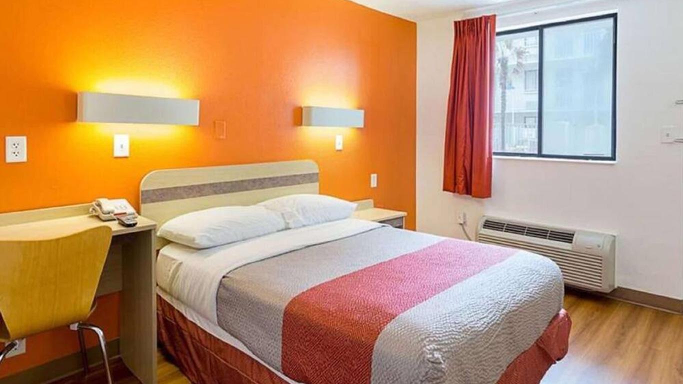 Super 6 Inn & Suites Baton