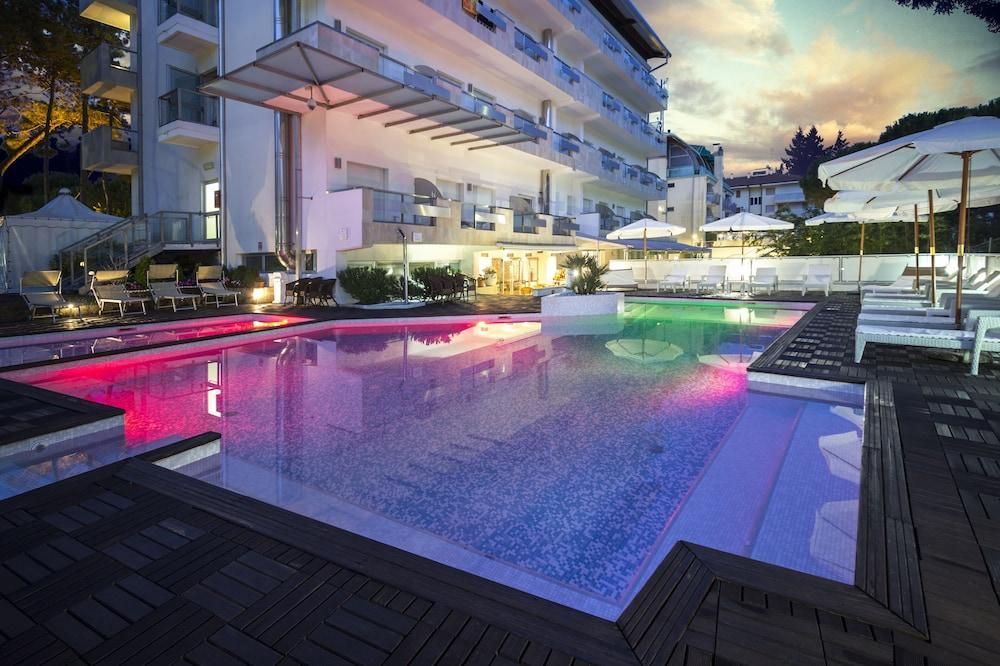 בריכה תמונה