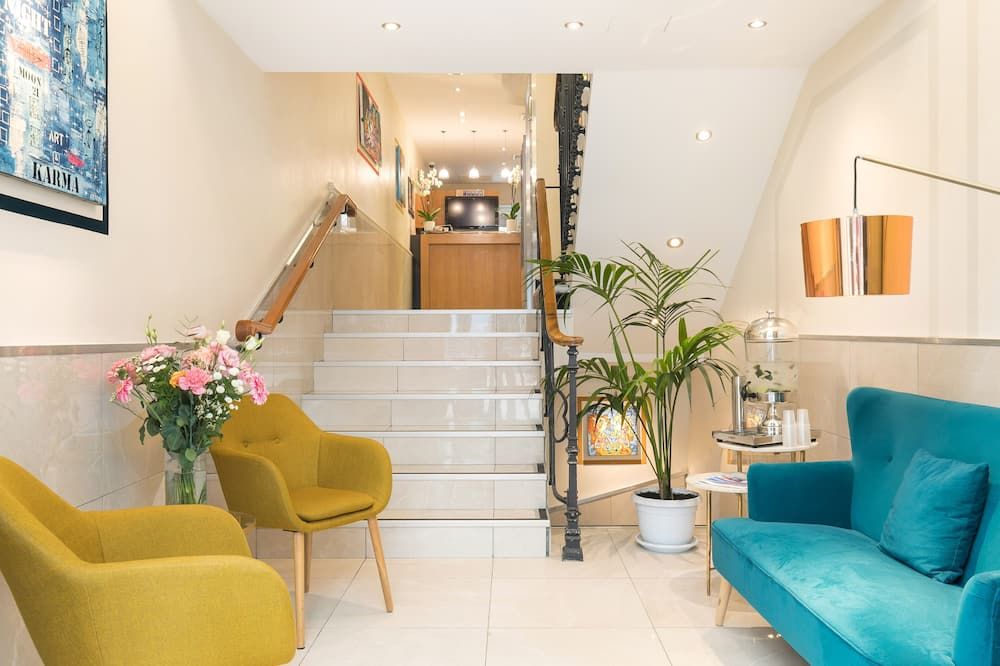 כניסה למלון