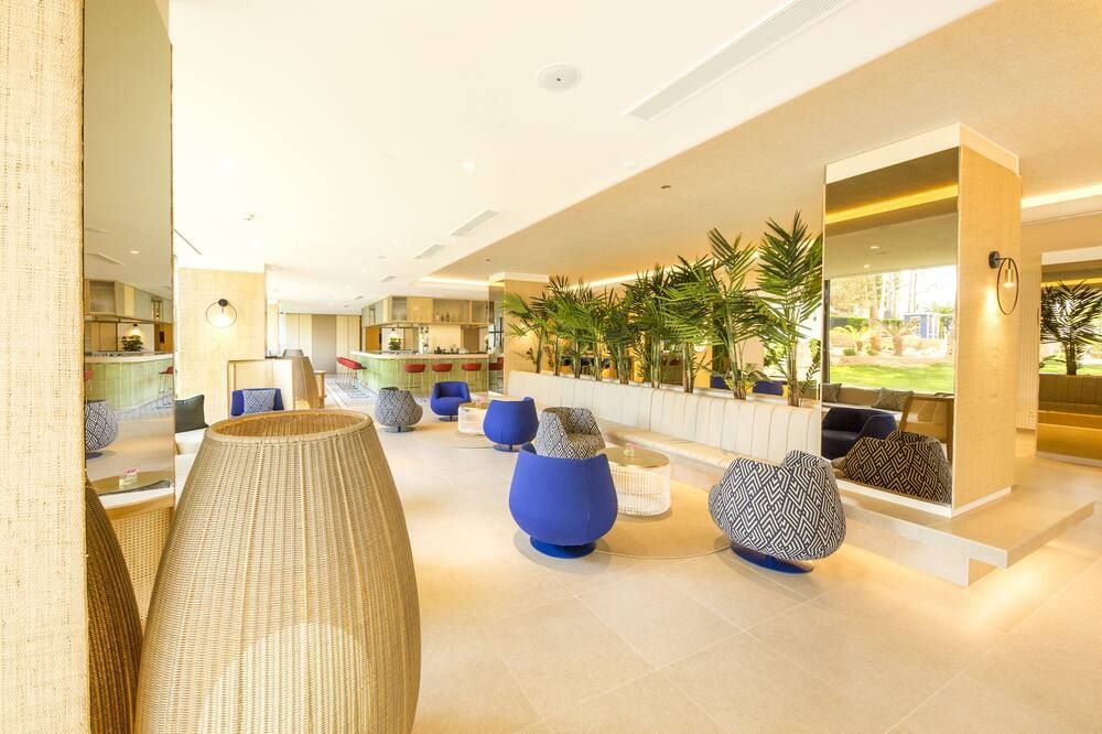 כניסה למלון