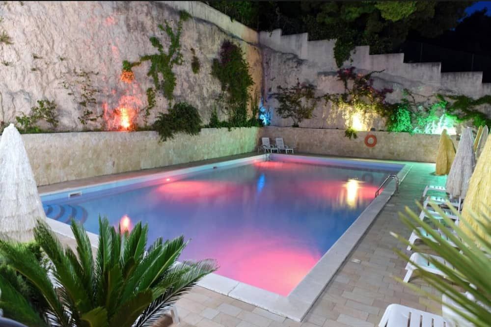 בריכה תמונה