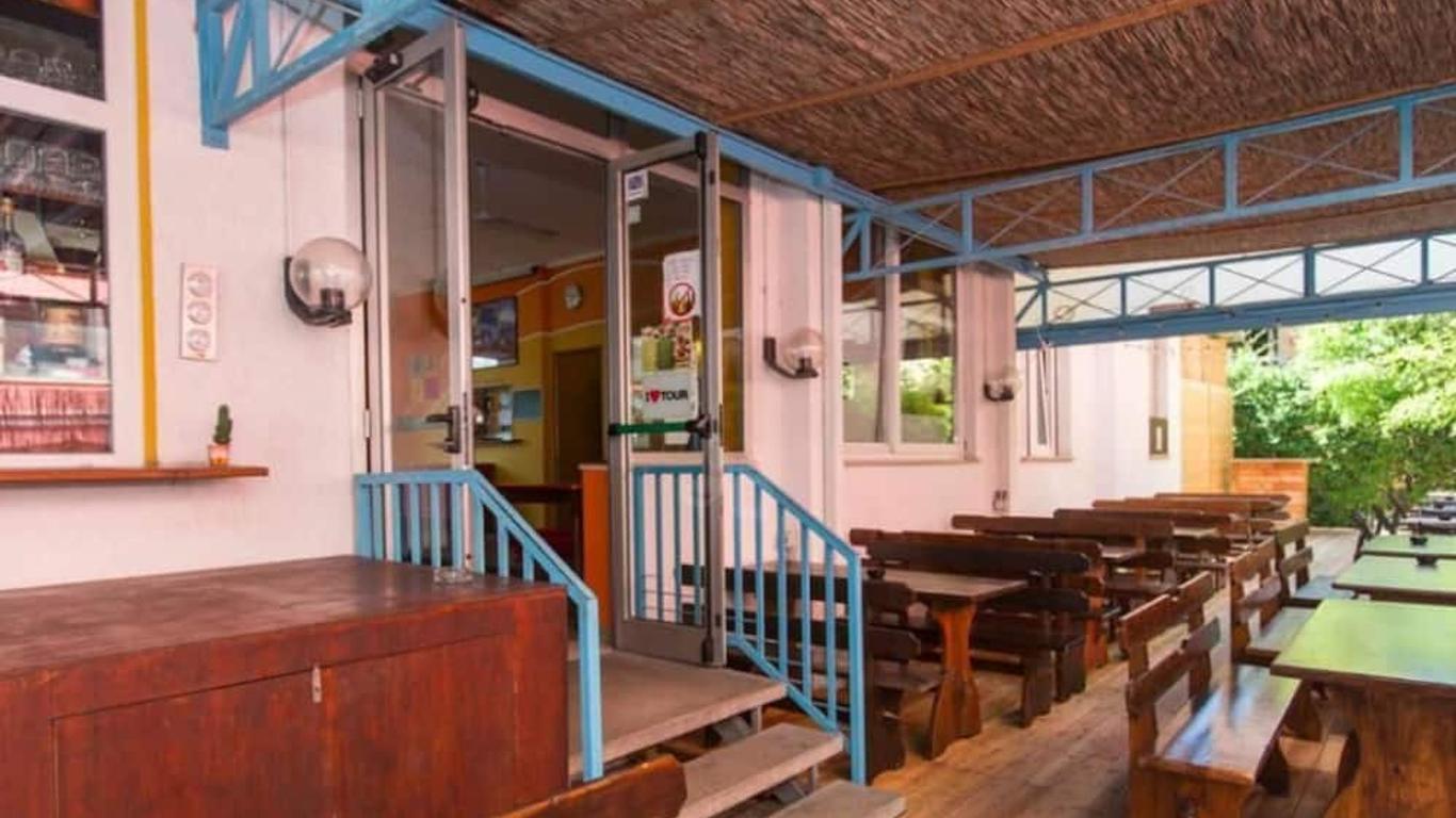 Sunflower Beach Backpacker Hostel & Bar