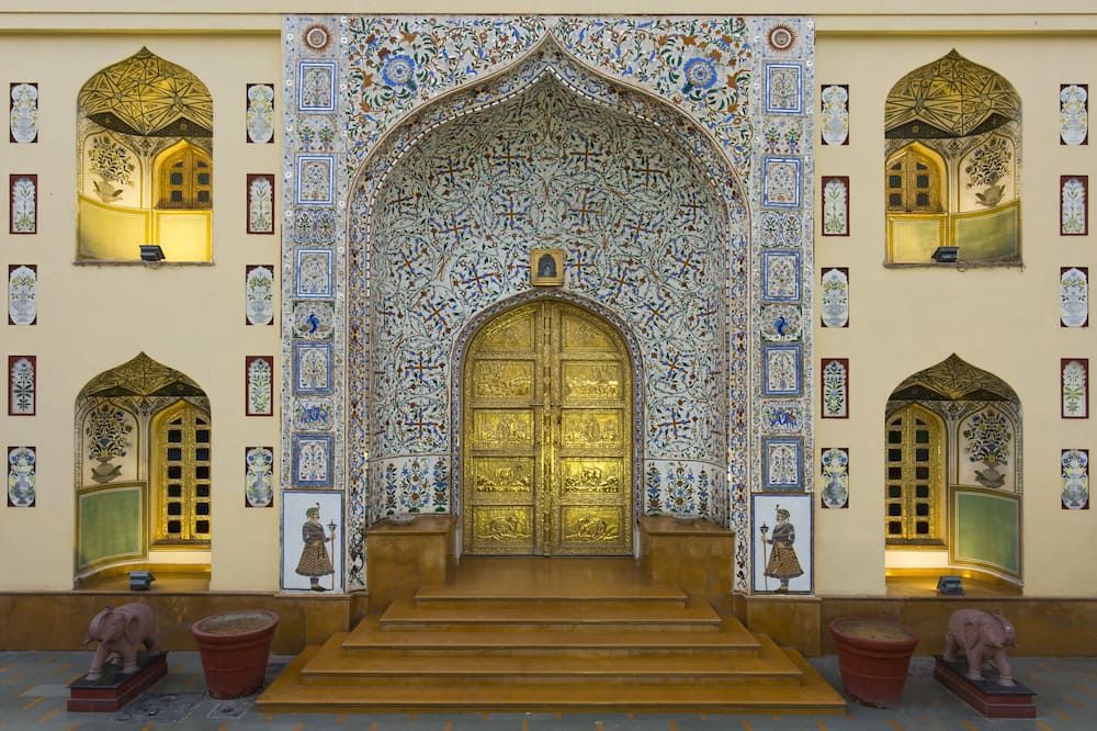 כניסה למלון