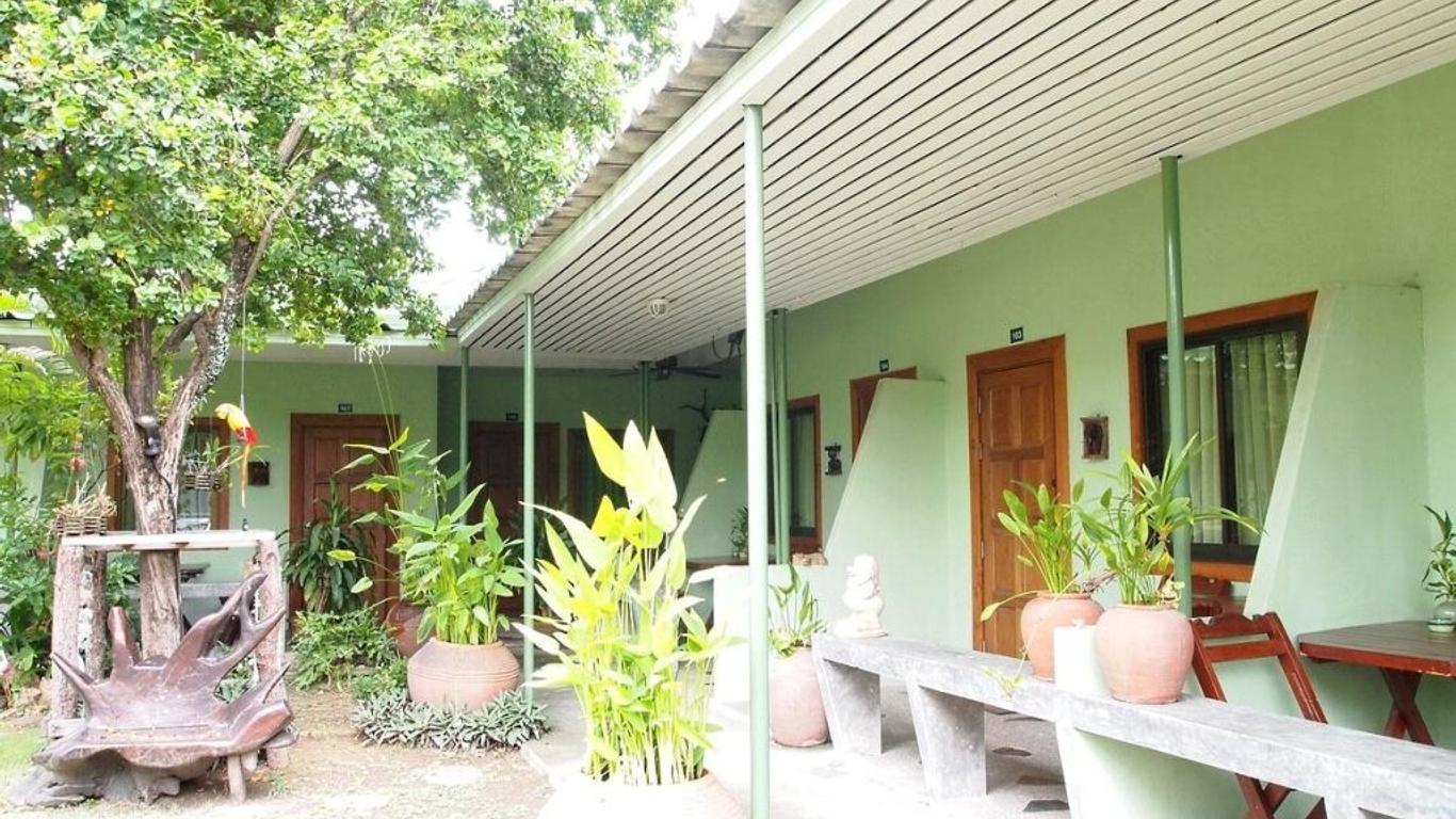 Baan Sala Lung Dam Hotel