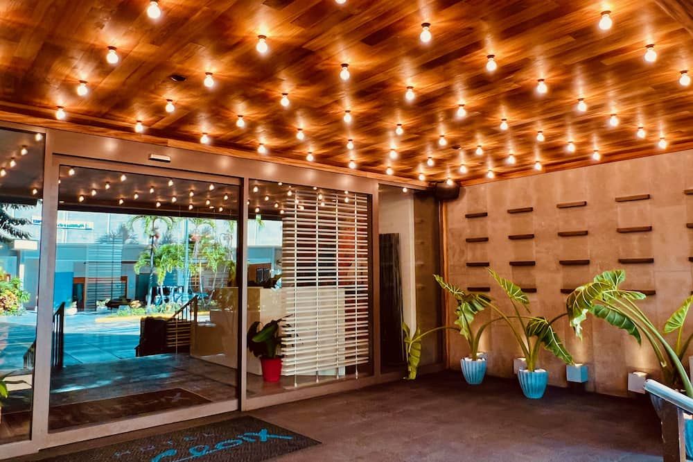 כניסה למלון