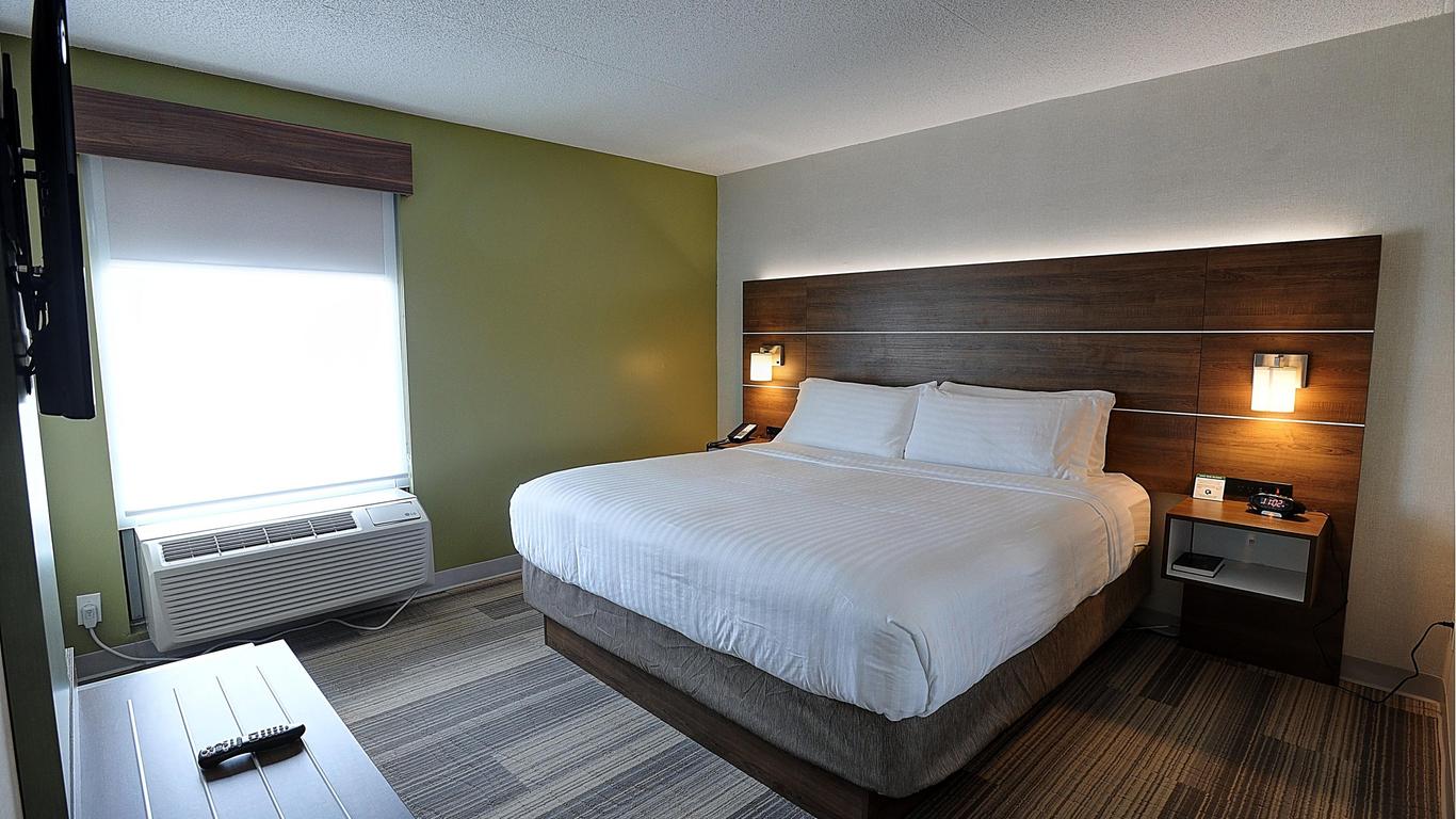 Holiday Inn Express & Suites Toronto Airport West