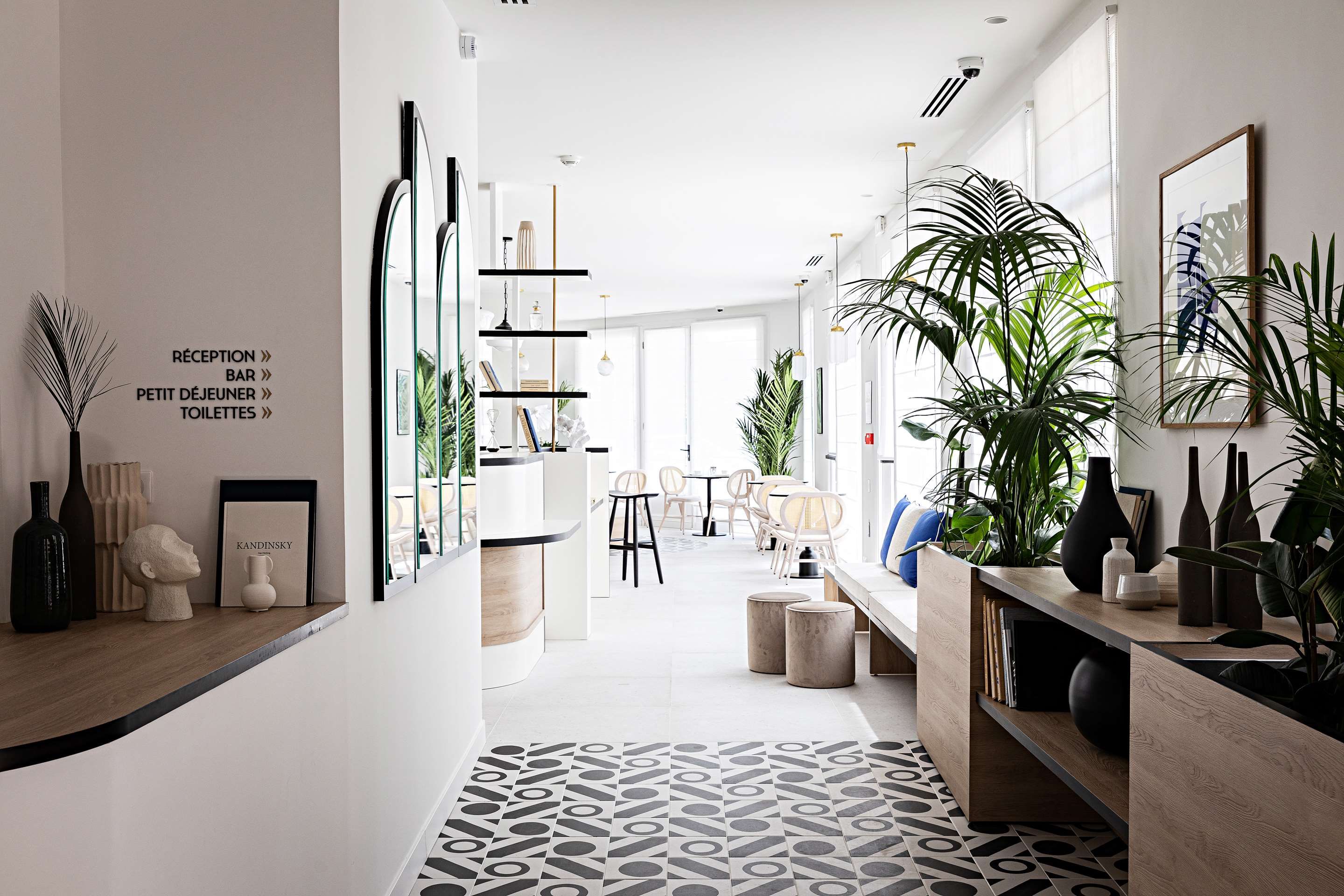 כניסה למלון