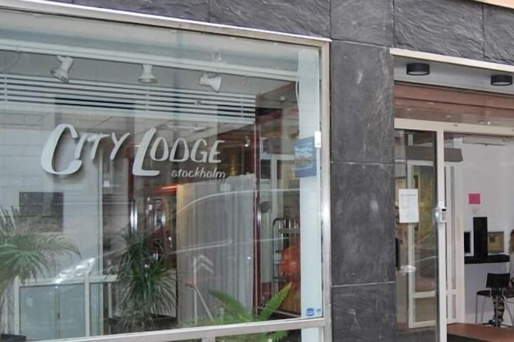 כניסה למלון