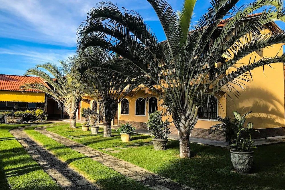 כניסה למלון