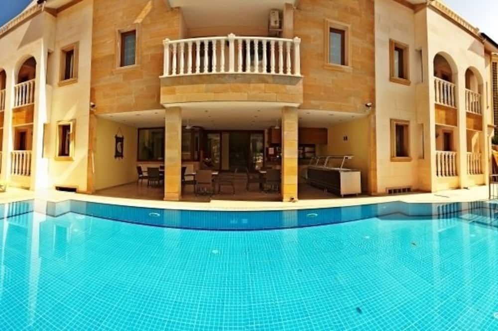 בריכה תמונה