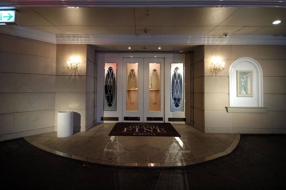 כניסה למלון