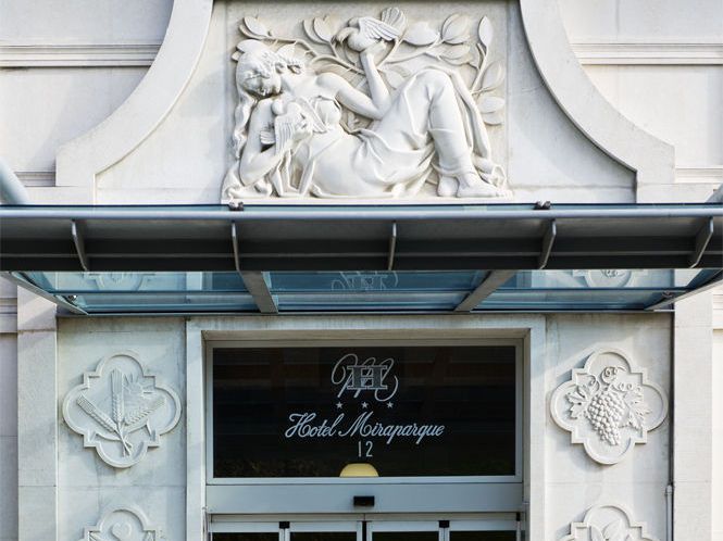 כניסה למלון