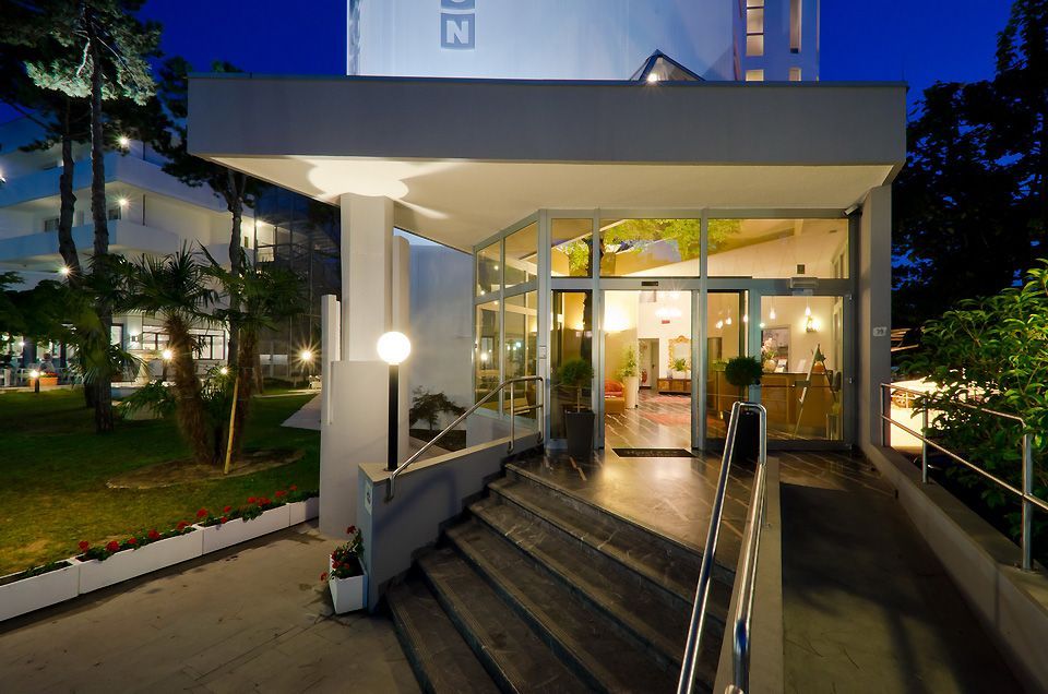 כניסה למלון