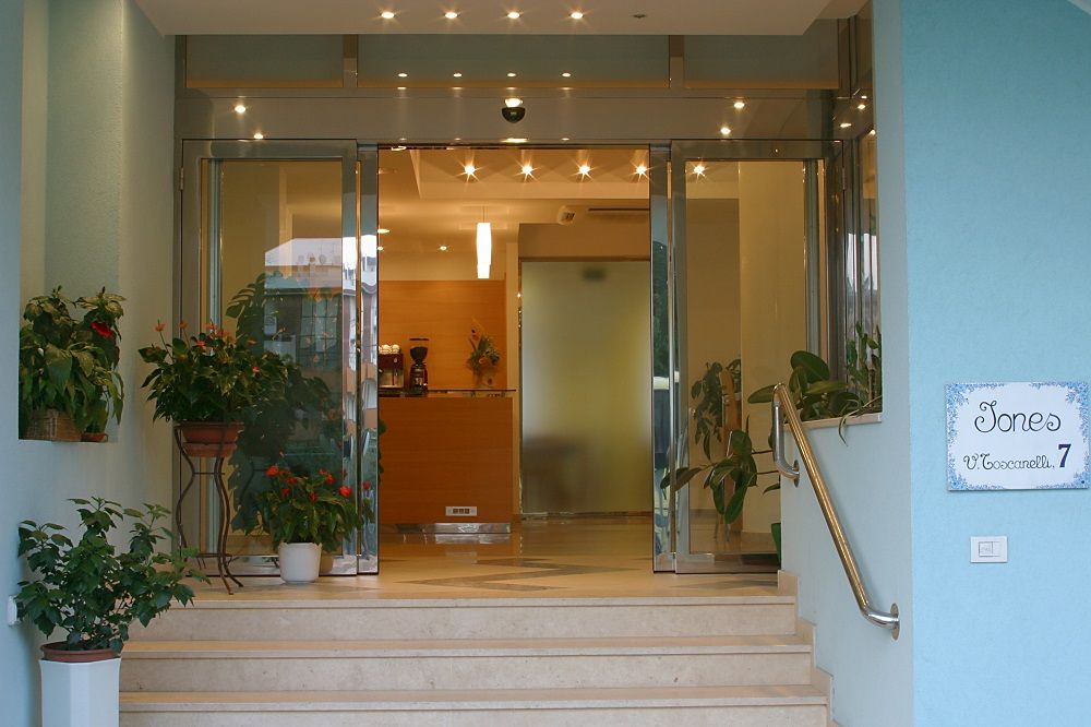 כניסה למלון