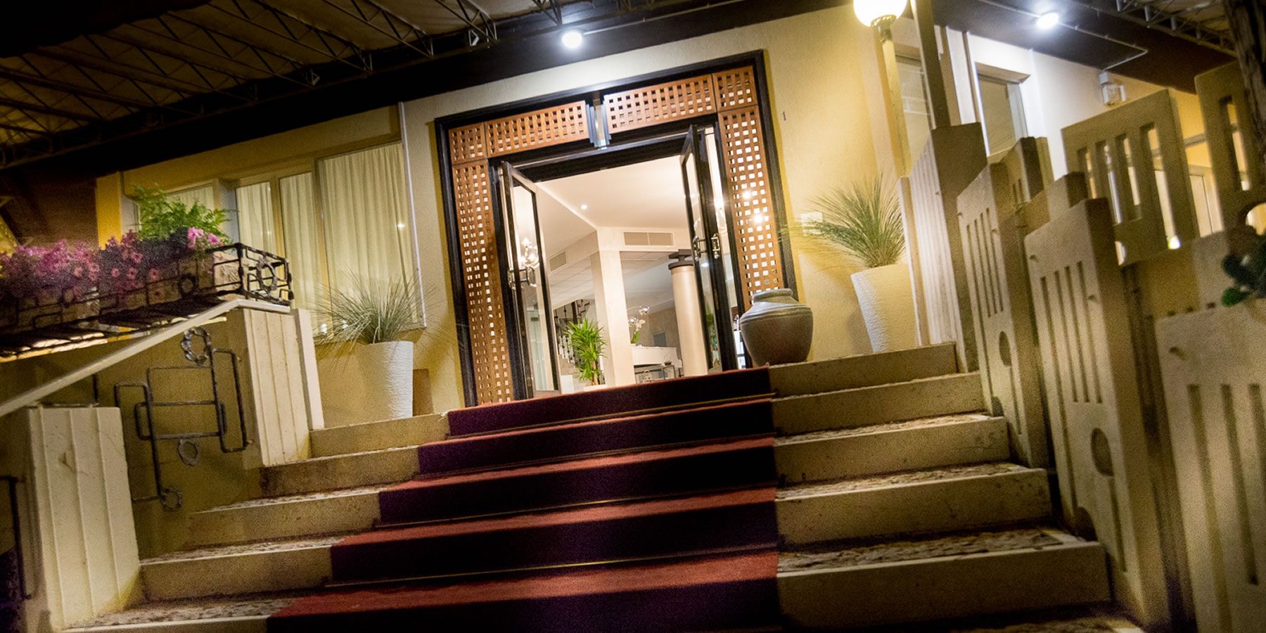 כניסה למלון