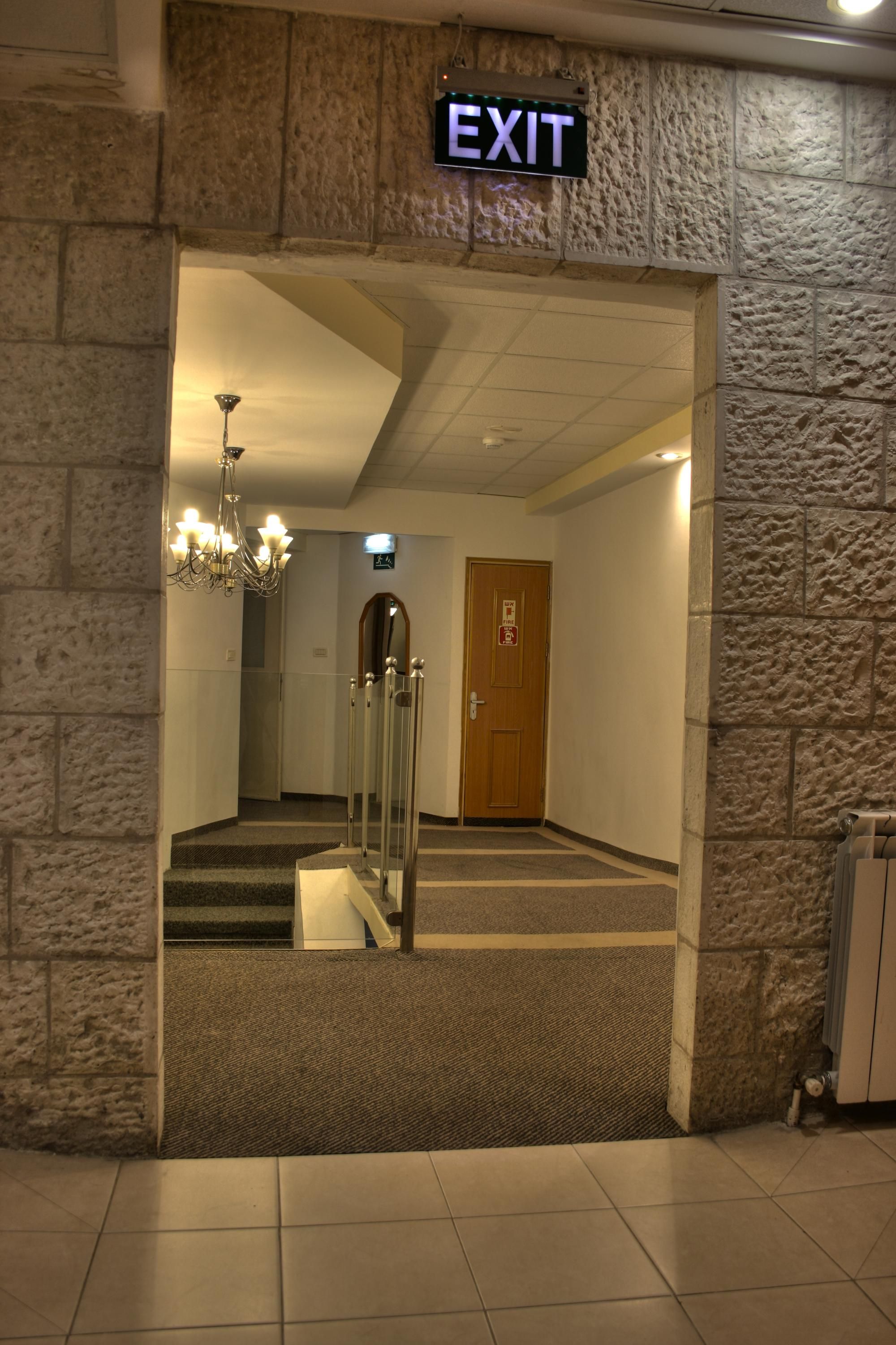 כניסה למלון