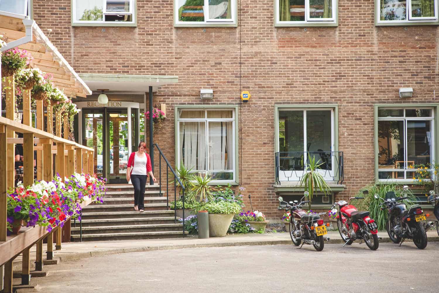 כניסה למלון