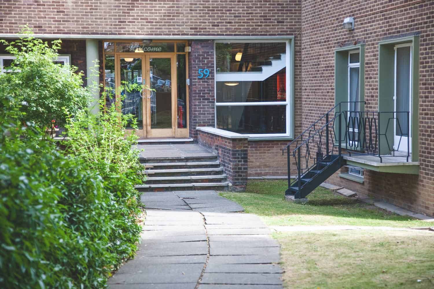 כניסה למלון