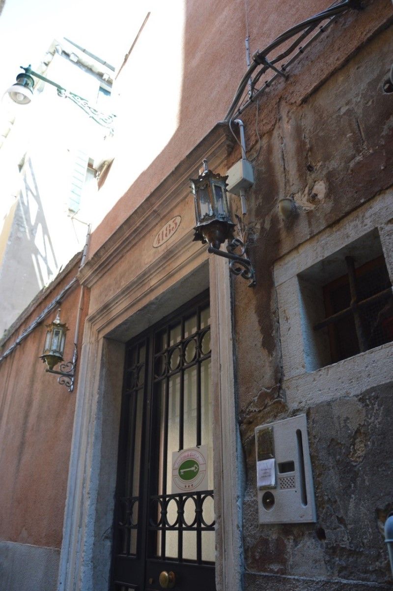 כניסה למלון