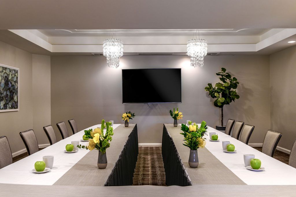 חדר ישיבות תמונה