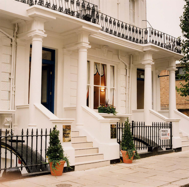 כניסה למלון