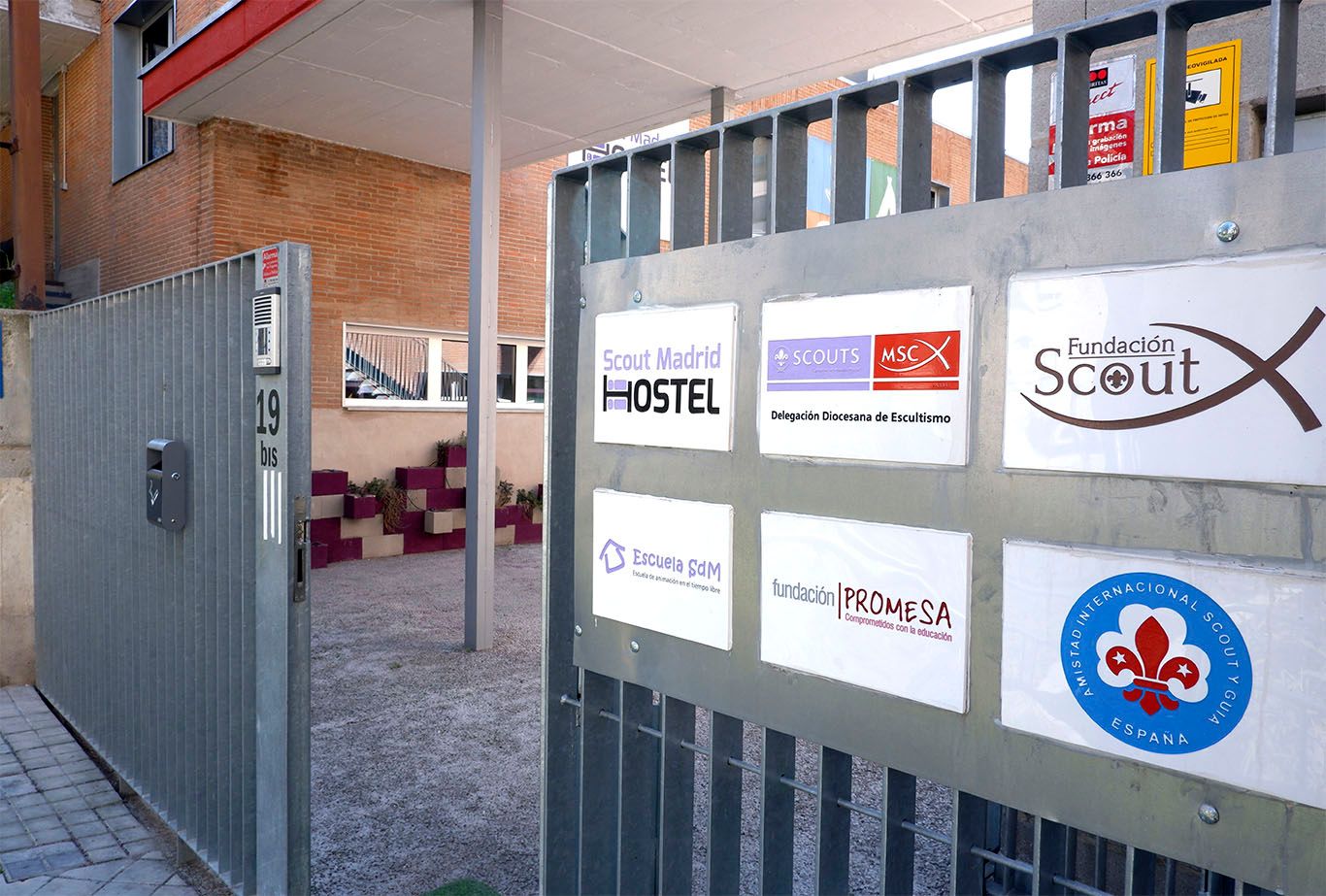 כניסה למלון