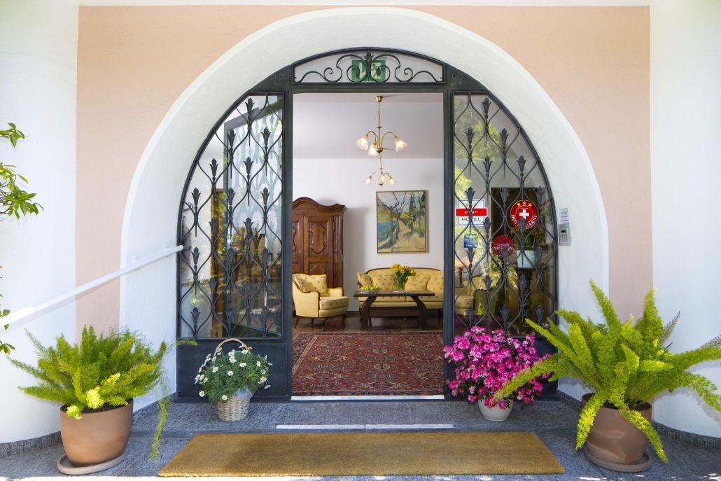 כניסה למלון