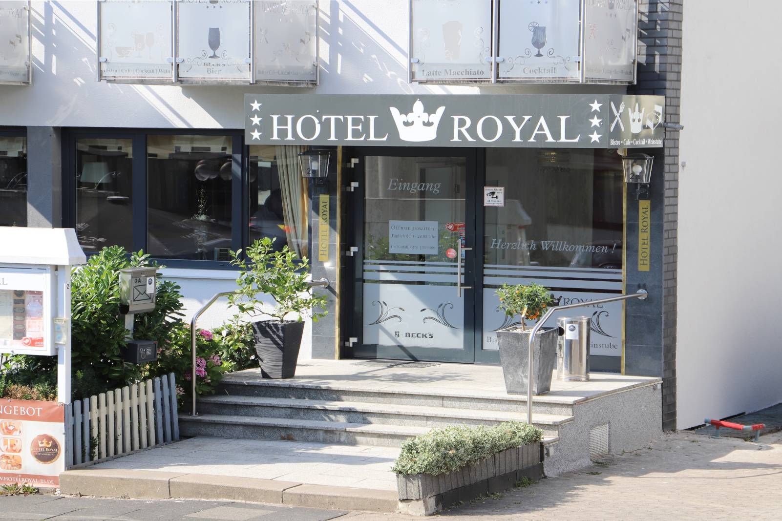 כניסה למלון