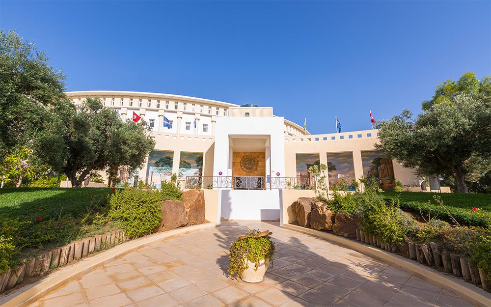 כניסה למלון