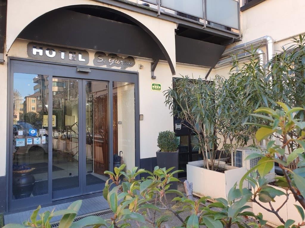 כניסה למלון