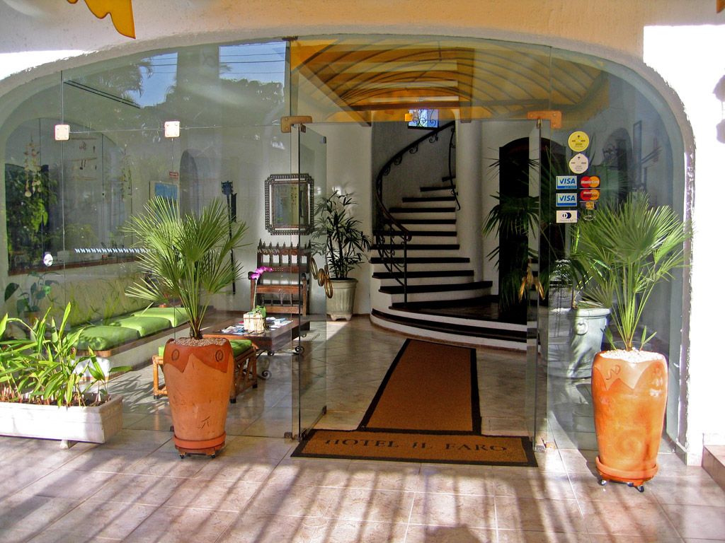 כניסה למלון