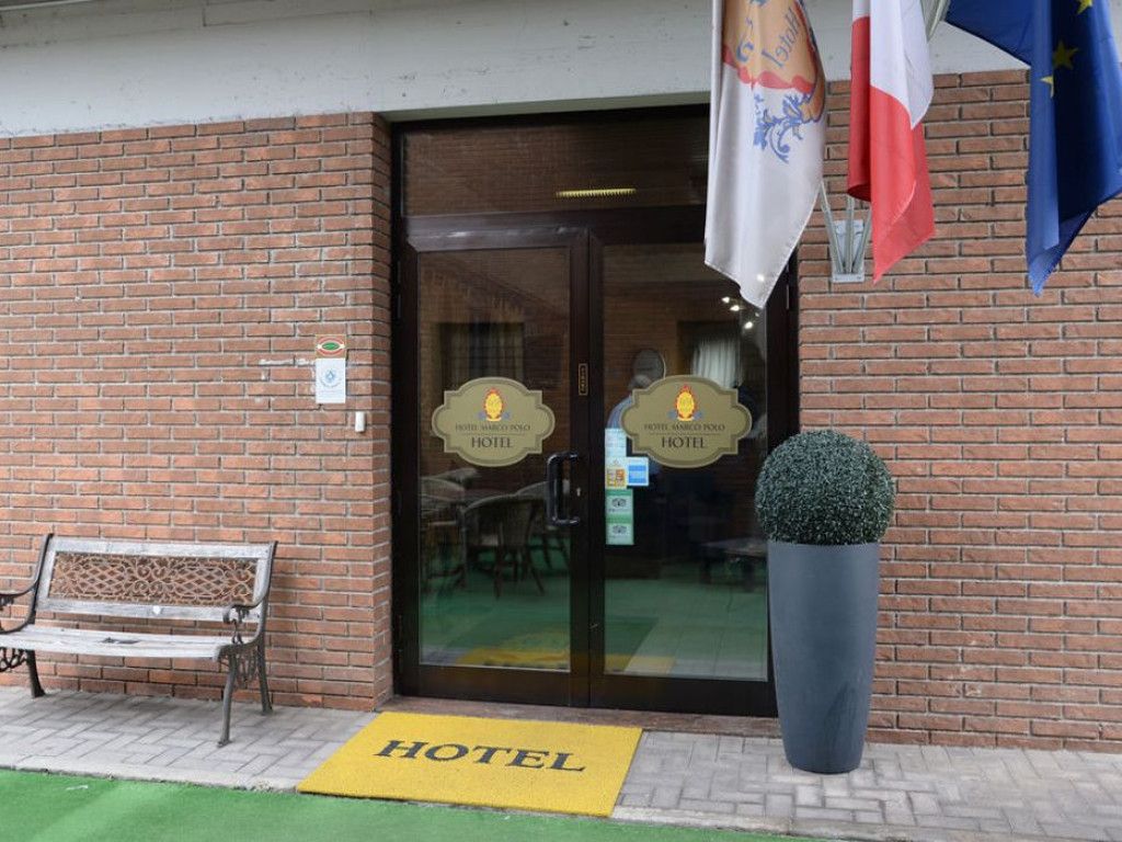 כניסה למלון